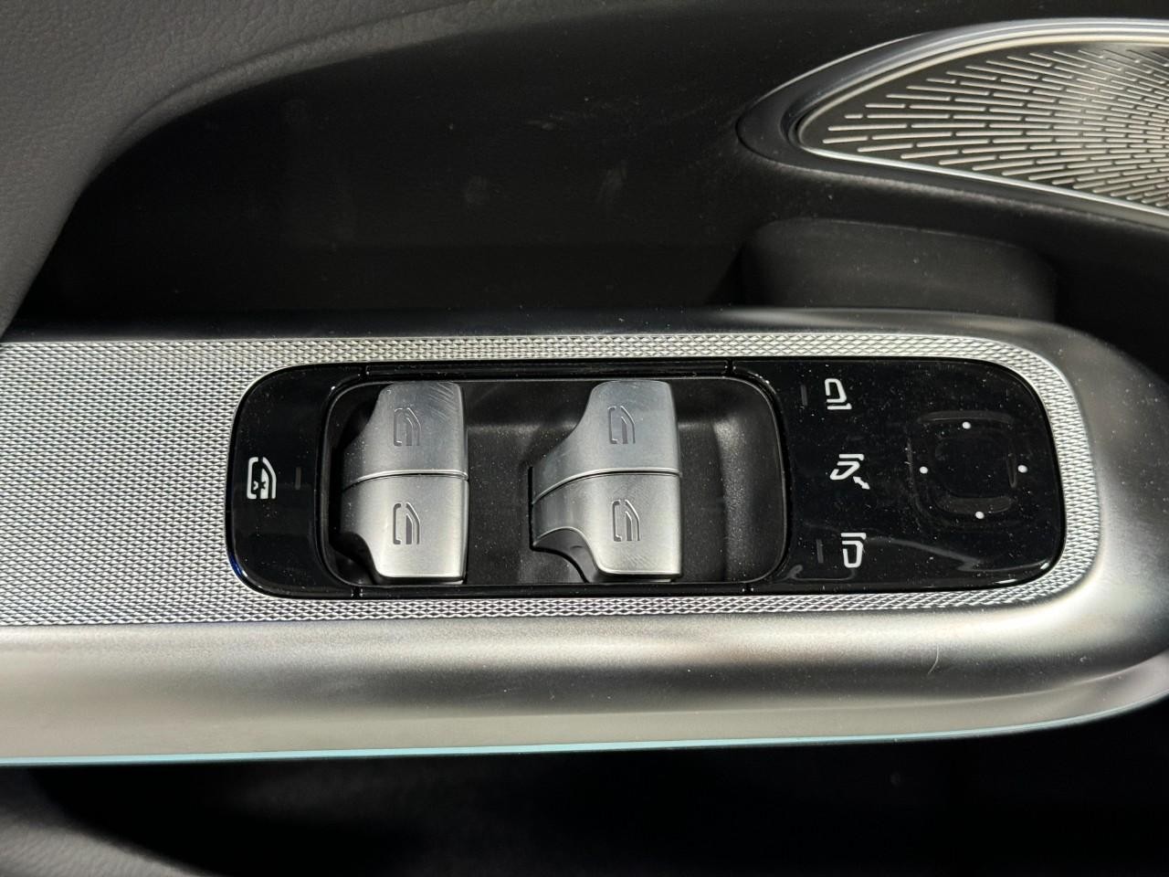 Mercedes-Benz E-Class Vehicle Full-screen Gallery Image 25