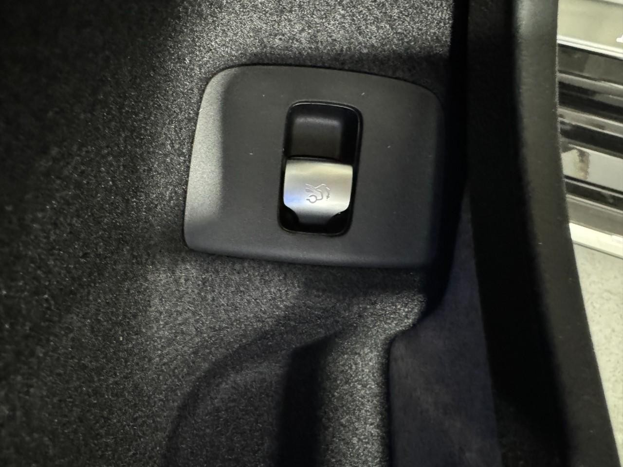 Mercedes-Benz E-Class Vehicle Full-screen Gallery Image 26