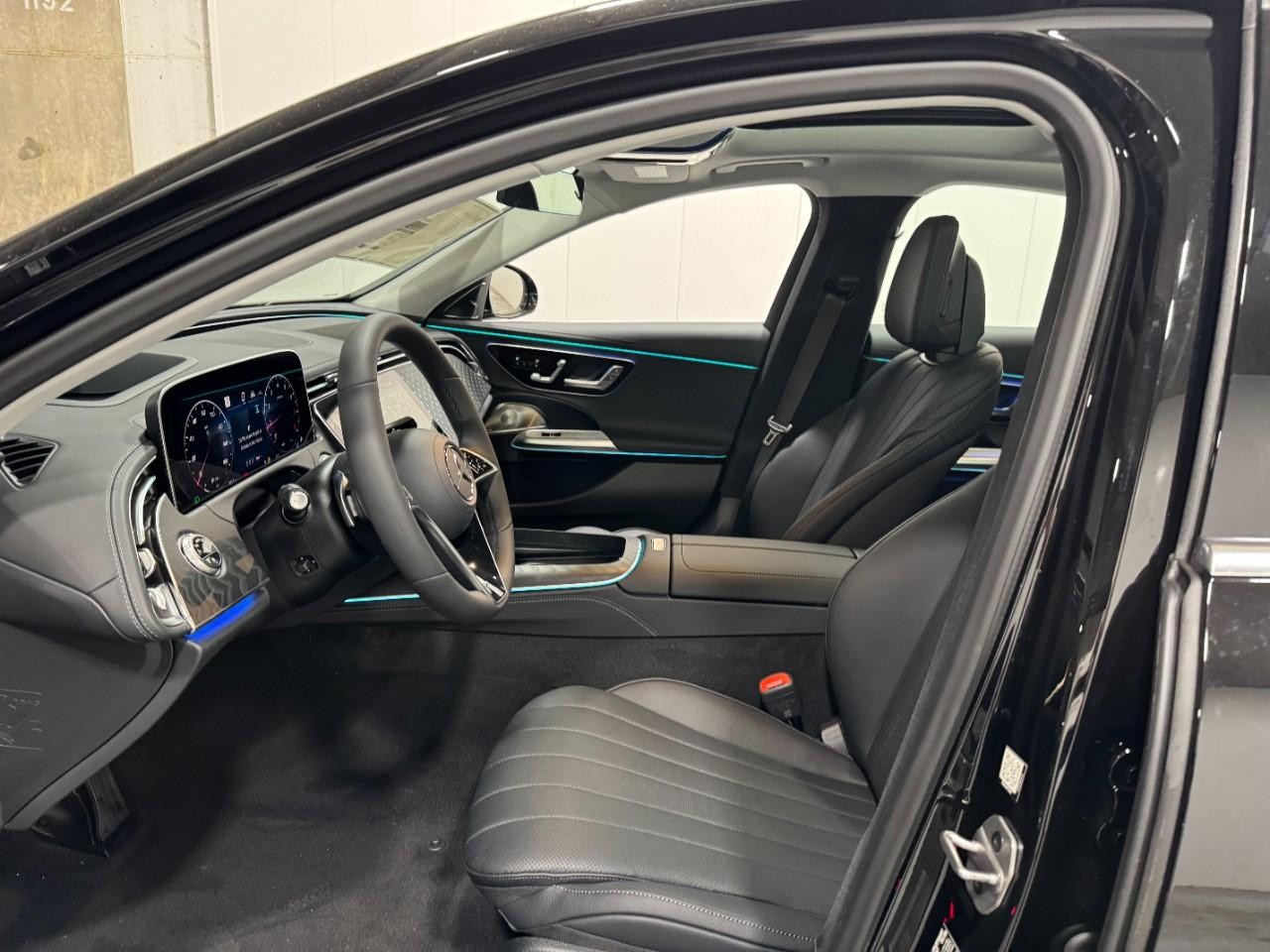 Mercedes-Benz E-Class Vehicle Full-screen Gallery Image 27