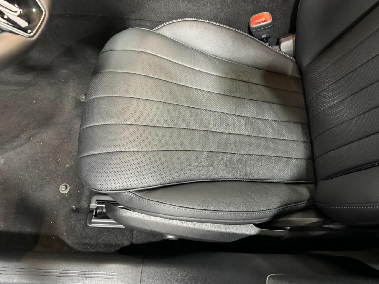 Mercedes-Benz E-Class Vehicle Full-screen Gallery Image 28