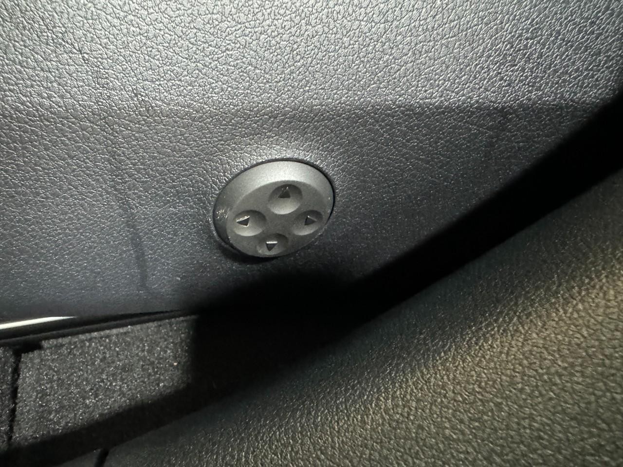 Mercedes-Benz E-Class Vehicle Full-screen Gallery Image 29