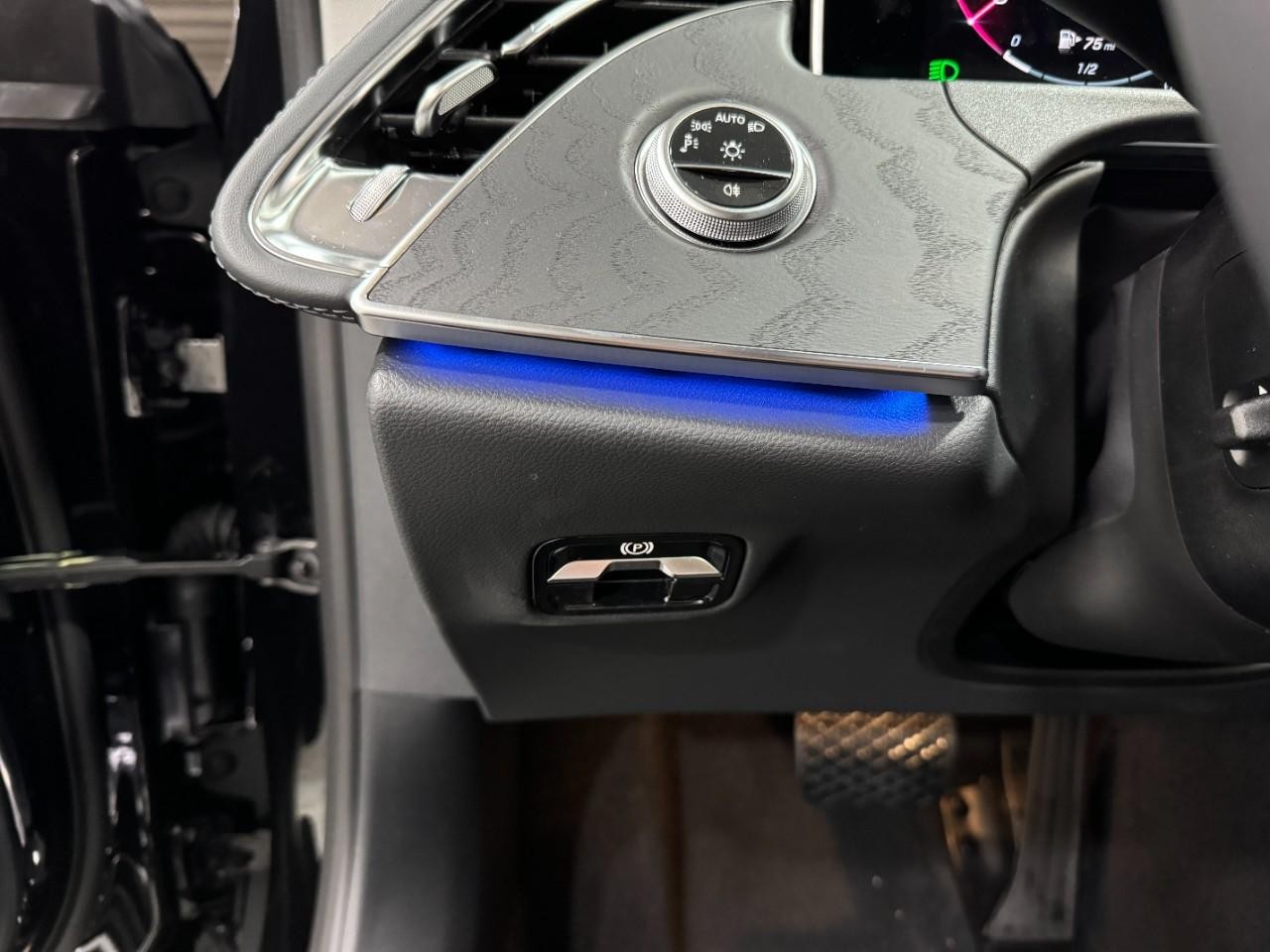 Mercedes-Benz E-Class Vehicle Full-screen Gallery Image 30