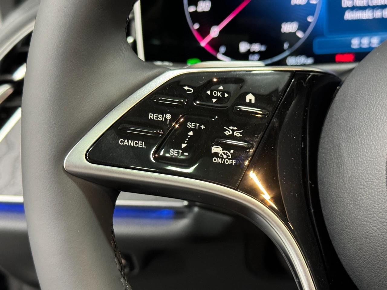 Mercedes-Benz E-Class Vehicle Full-screen Gallery Image 31