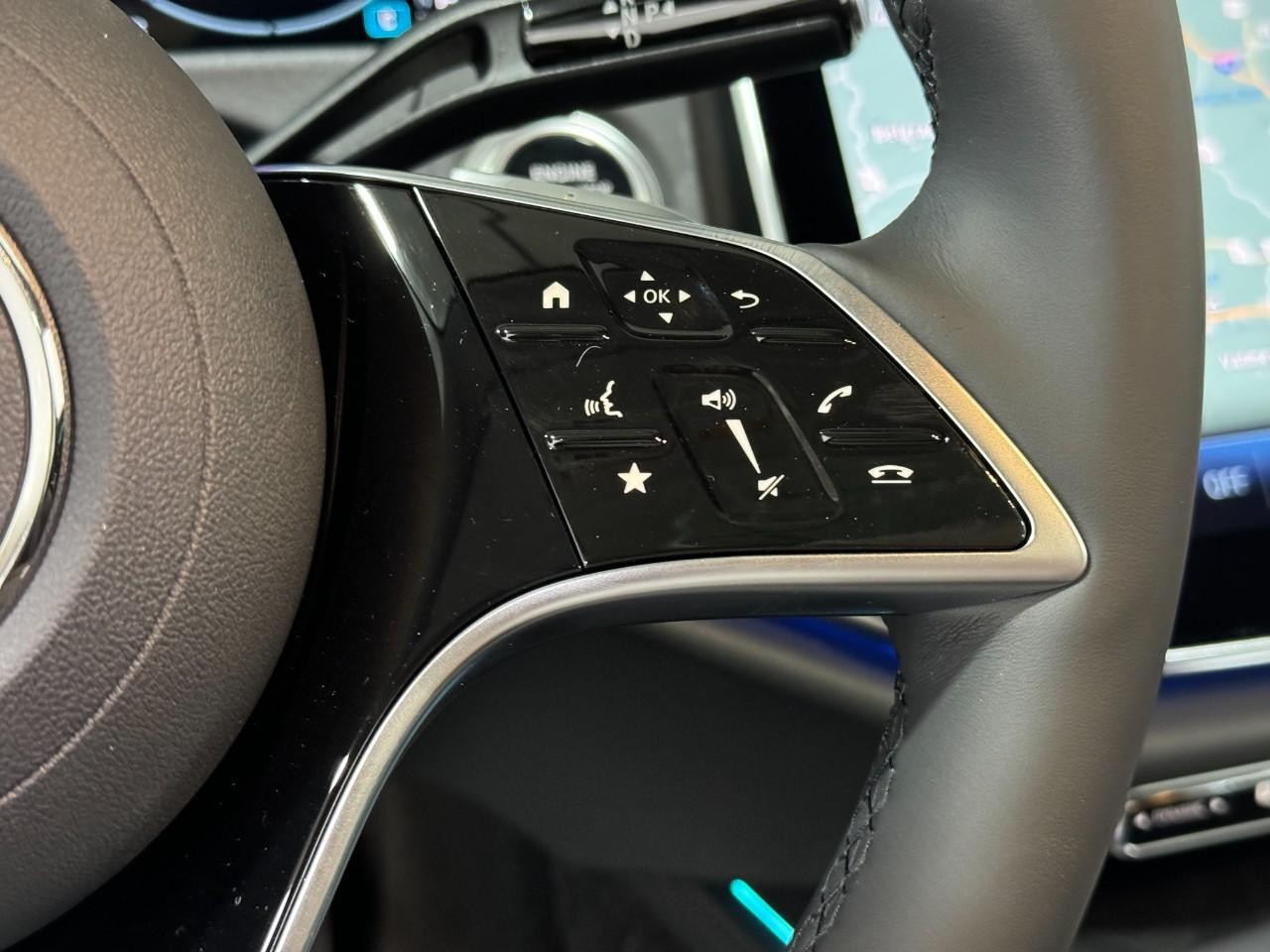 Mercedes-Benz E-Class Vehicle Full-screen Gallery Image 32