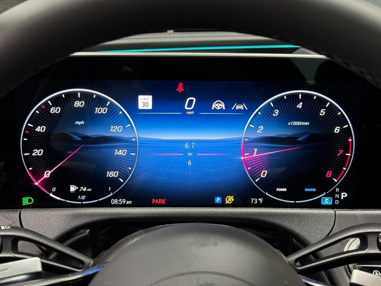 Mercedes-Benz E-Class Vehicle Full-screen Gallery Image 33