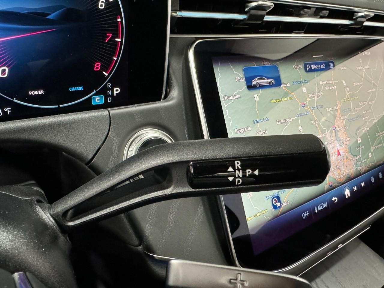 Mercedes-Benz E-Class Vehicle Full-screen Gallery Image 34