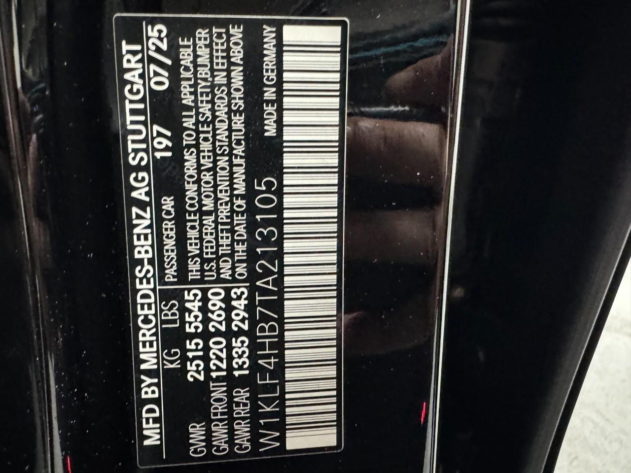 Mercedes-Benz E-Class Vehicle Full-screen Gallery Image 36