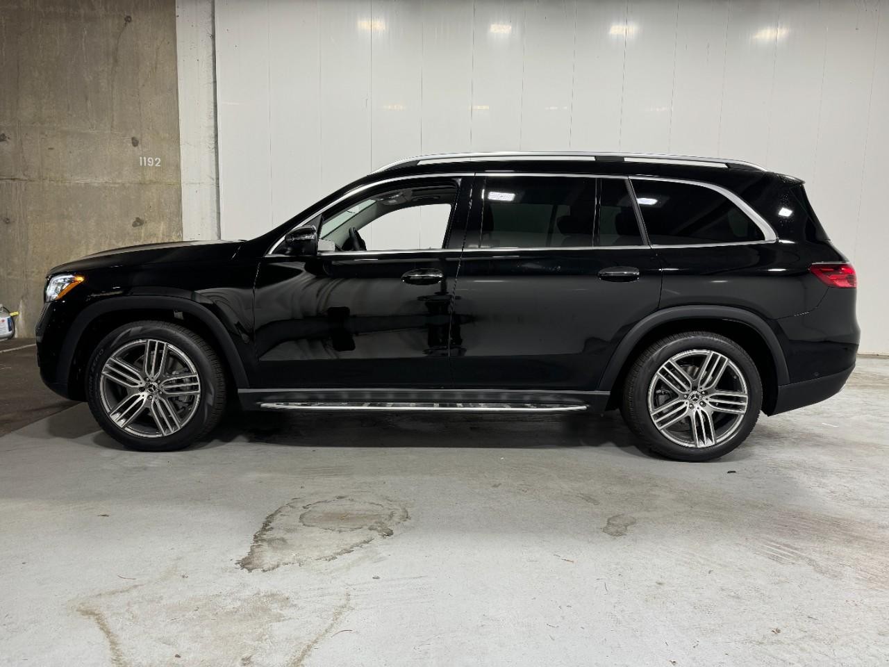 Mercedes-Benz GLS Vehicle Full-screen Gallery Image 2