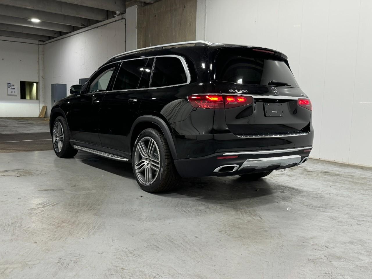 Mercedes-Benz GLS Vehicle Full-screen Gallery Image 3