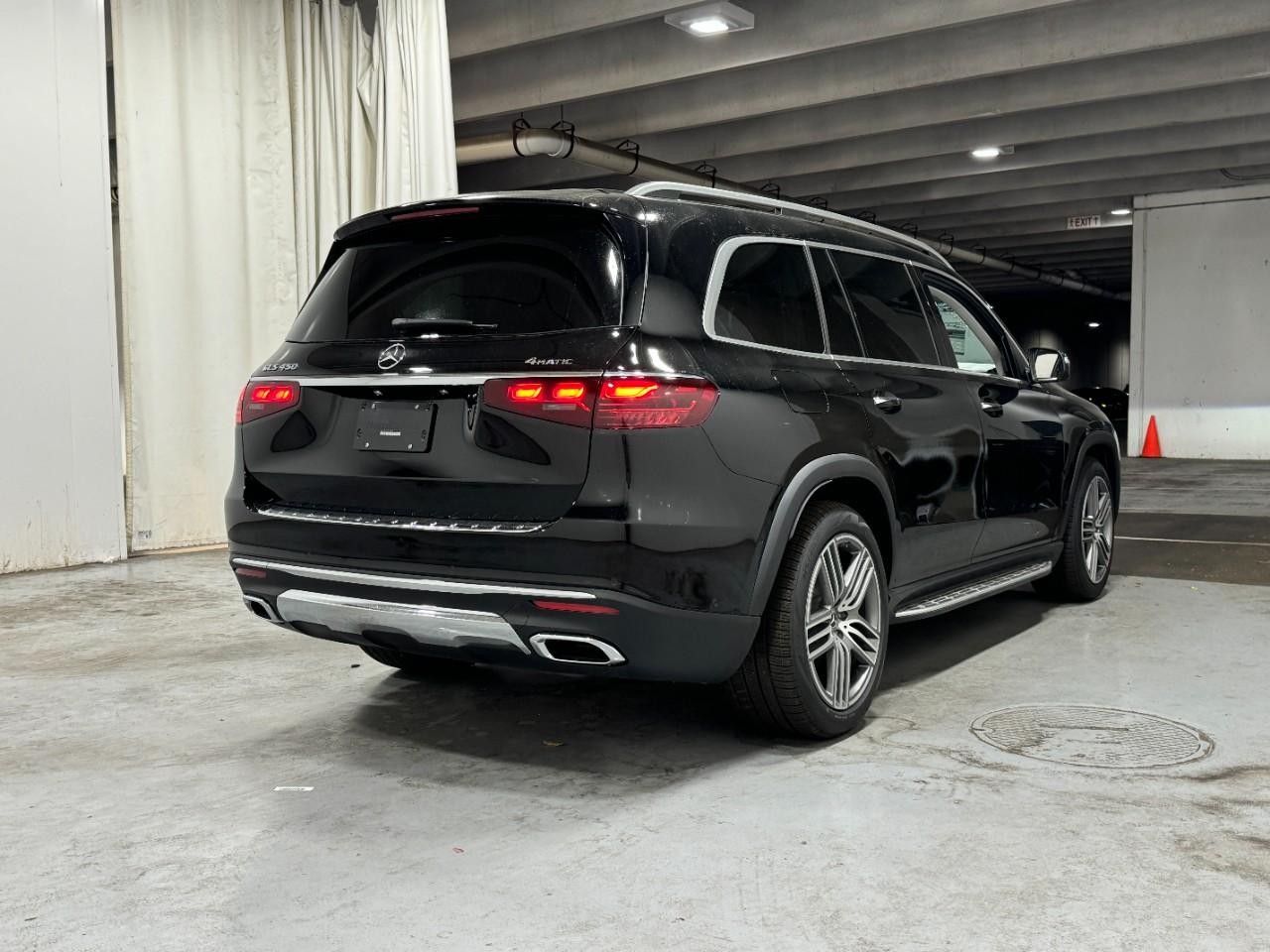 Mercedes-Benz GLS Vehicle Full-screen Gallery Image 4