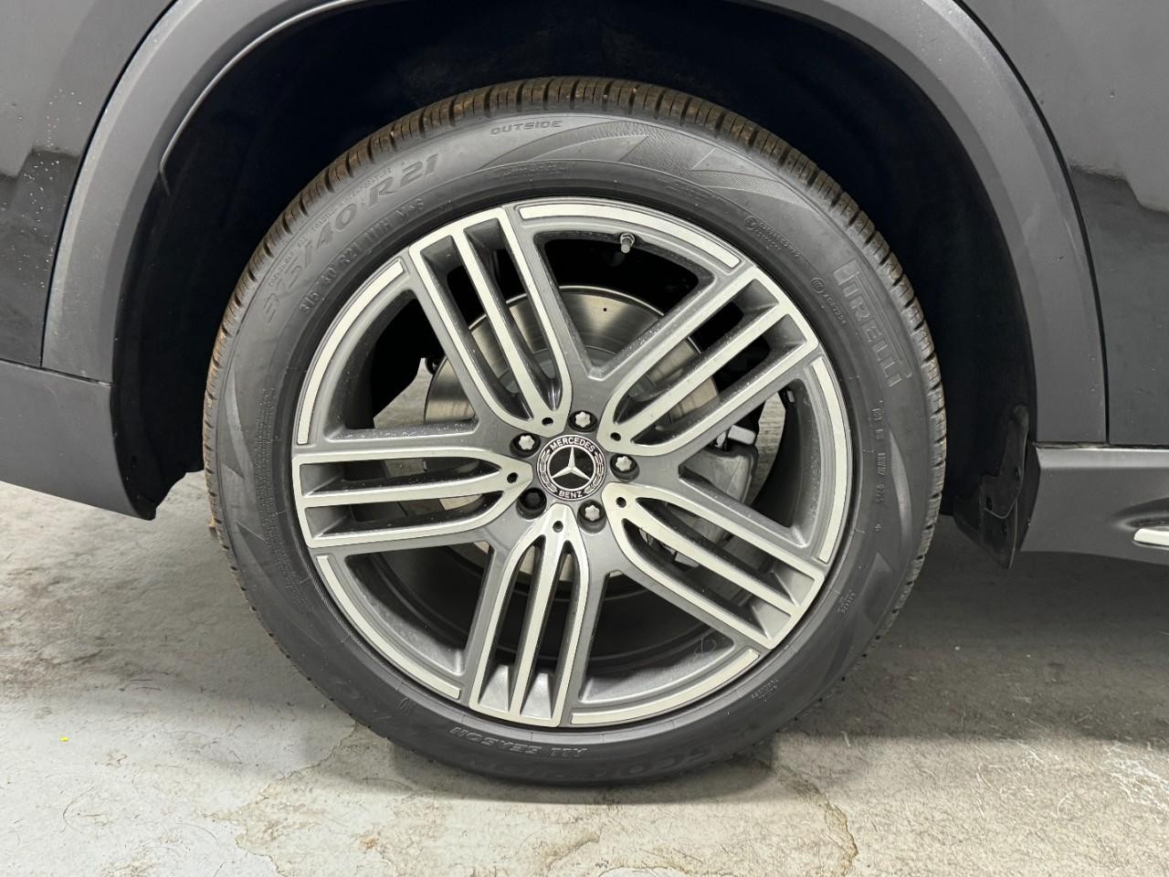 Mercedes-Benz GLS Vehicle Full-screen Gallery Image 5