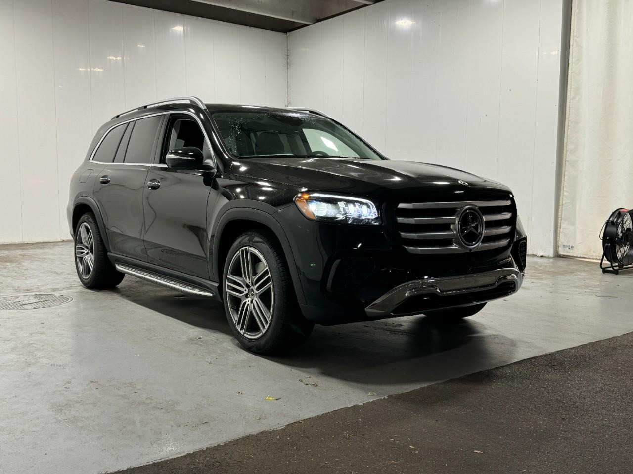 Mercedes-Benz GLS Vehicle Full-screen Gallery Image 6