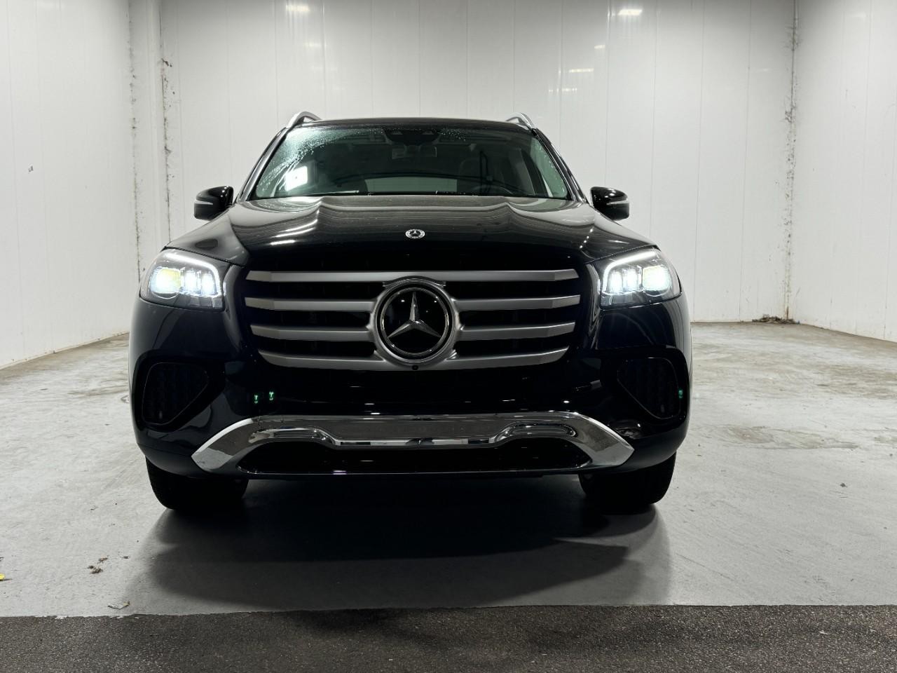 Mercedes-Benz GLS Vehicle Full-screen Gallery Image 7