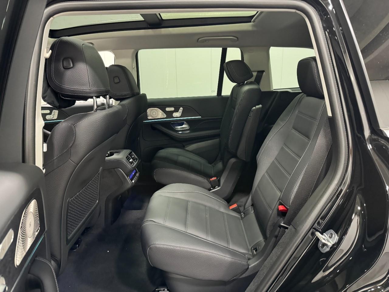 Mercedes-Benz GLS Vehicle Full-screen Gallery Image 9