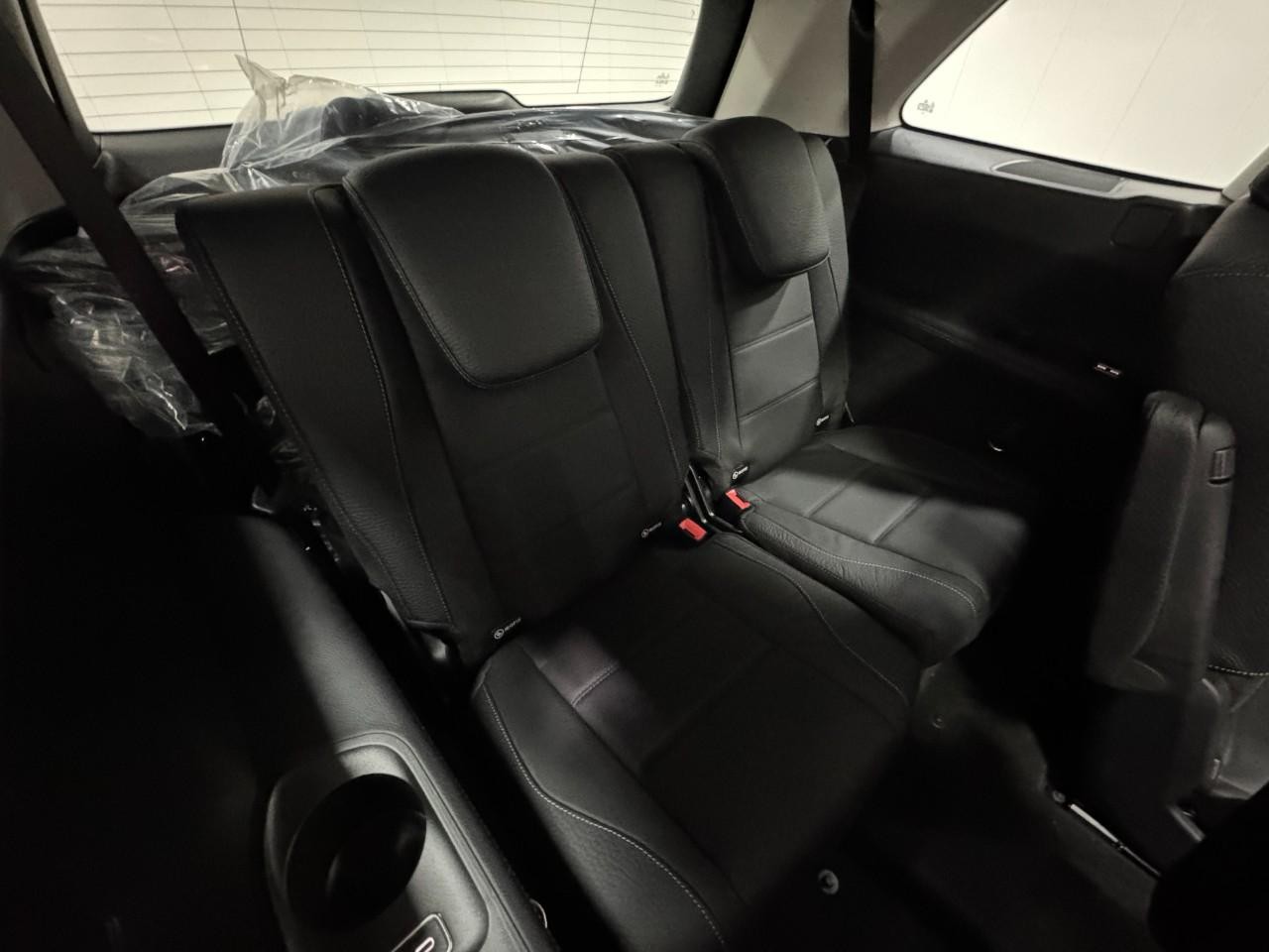 Mercedes-Benz GLS Vehicle Full-screen Gallery Image 11