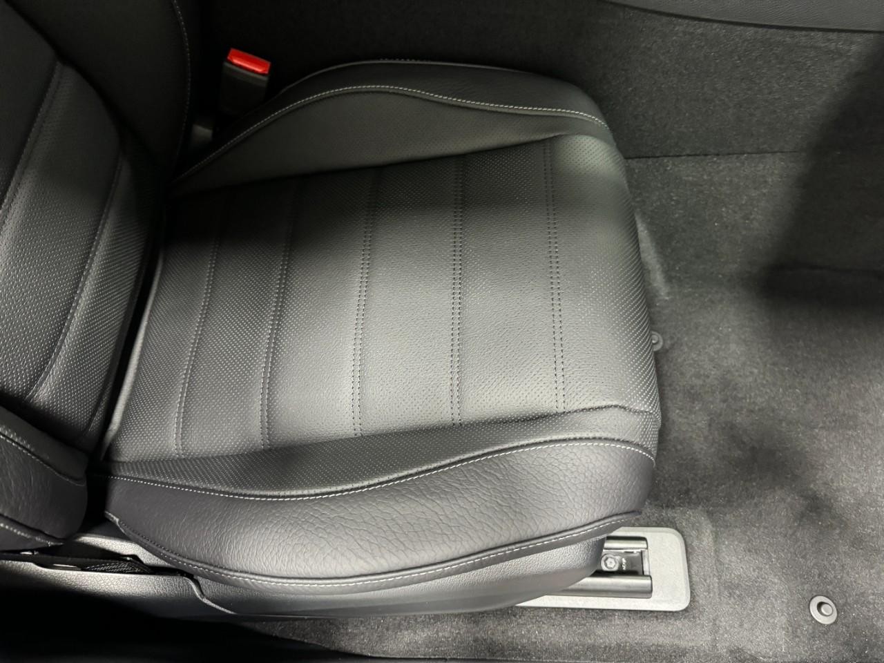 Mercedes-Benz GLS Vehicle Full-screen Gallery Image 22