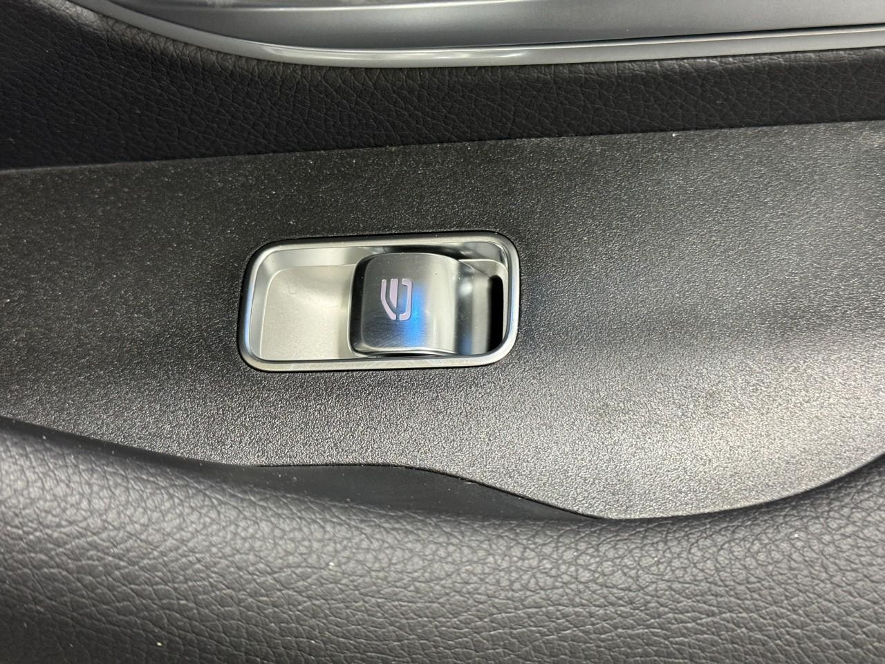 Mercedes-Benz GLS Vehicle Full-screen Gallery Image 25