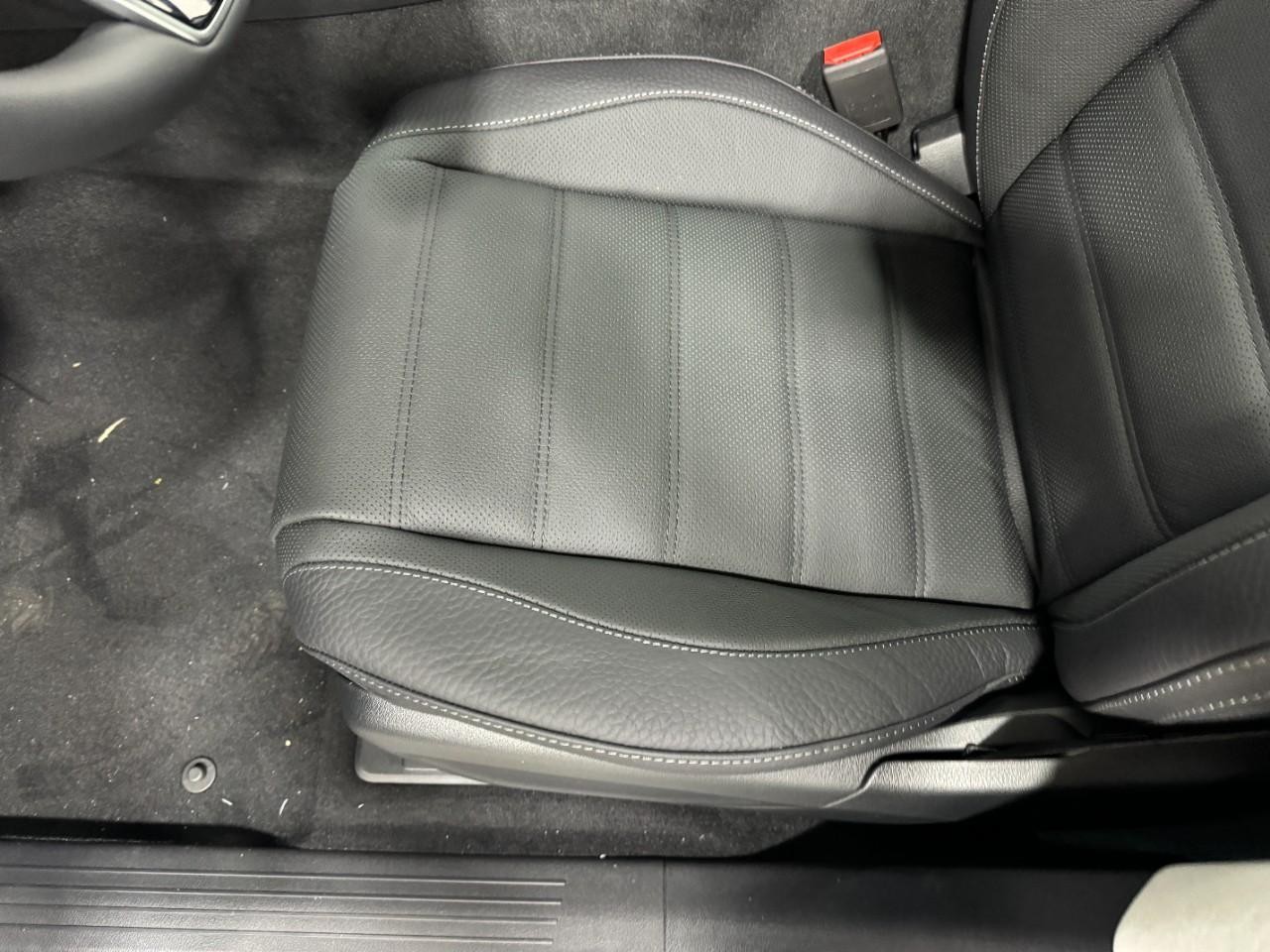 Mercedes-Benz GLS Vehicle Full-screen Gallery Image 32