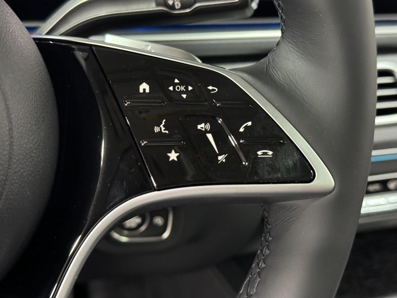 Mercedes-Benz GLS Vehicle Full-screen Gallery Image 35