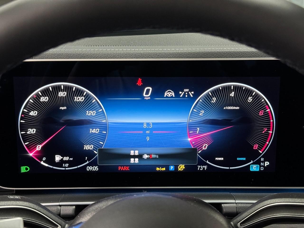 Mercedes-Benz GLS Vehicle Full-screen Gallery Image 36