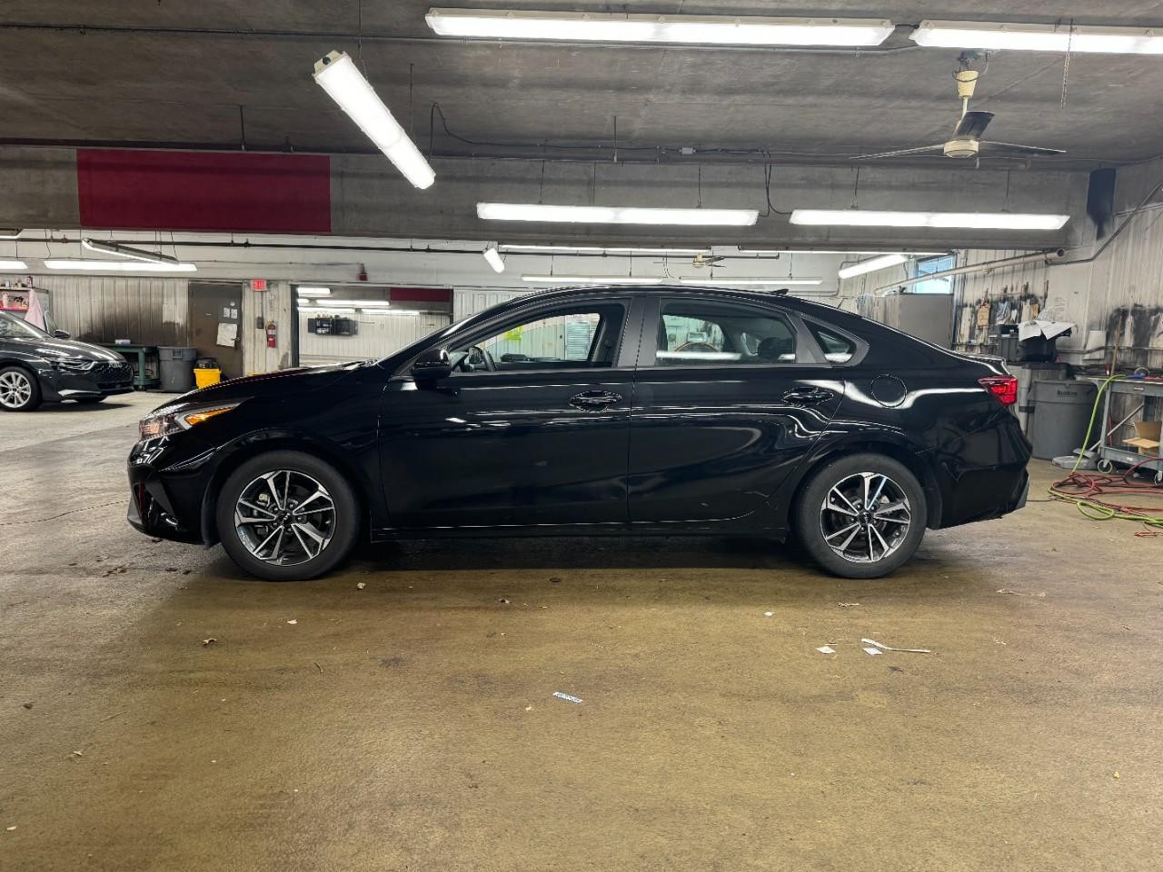 Kia Forte Vehicle Full-screen Gallery Image 2