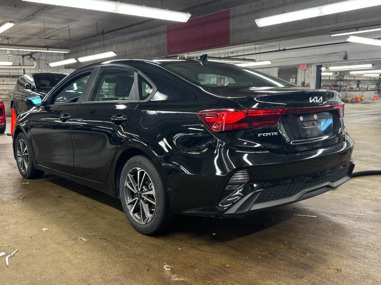 Kia Forte Vehicle Full-screen Gallery Image 3