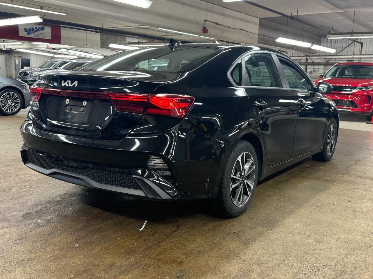 Kia Forte Vehicle Full-screen Gallery Image 4