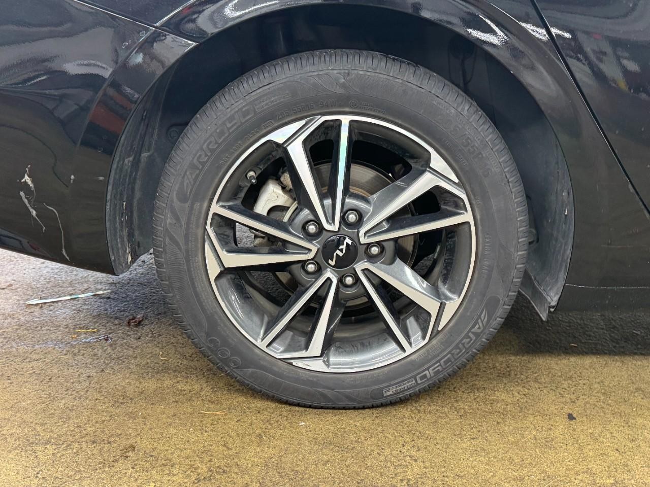 Kia Forte Vehicle Full-screen Gallery Image 5