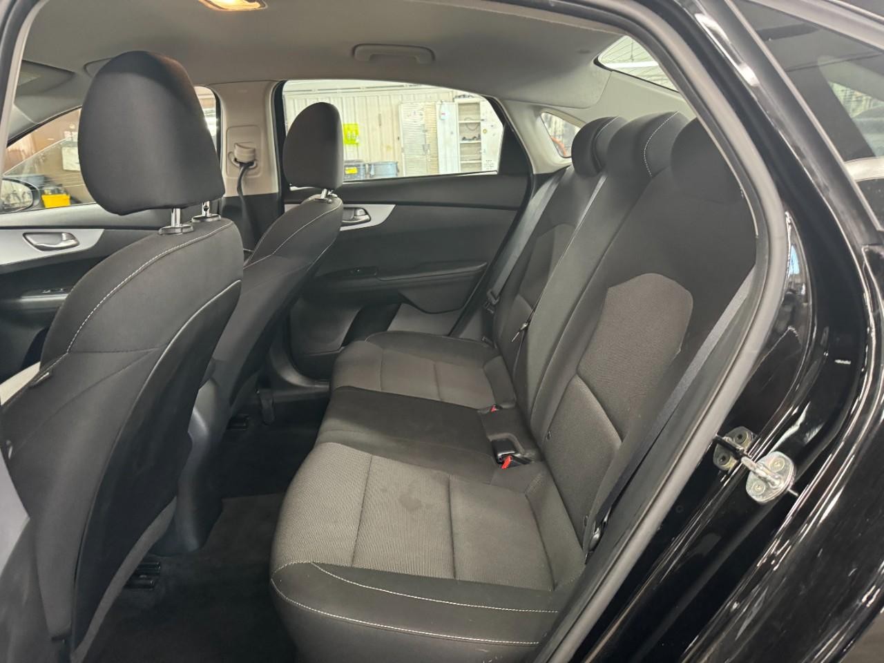 Kia Forte Vehicle Full-screen Gallery Image 8