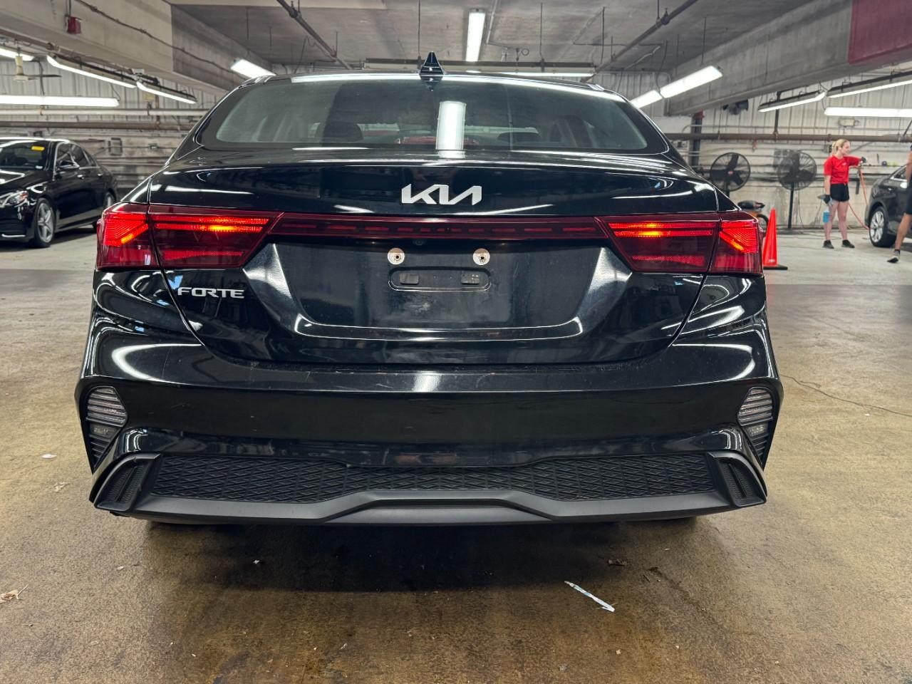 Kia Forte Vehicle Full-screen Gallery Image 9