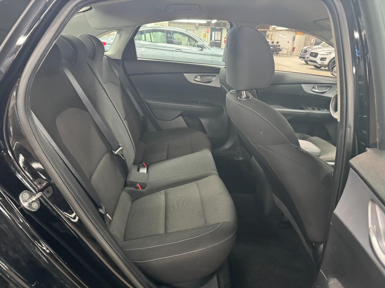 Kia Forte Vehicle Full-screen Gallery Image 10