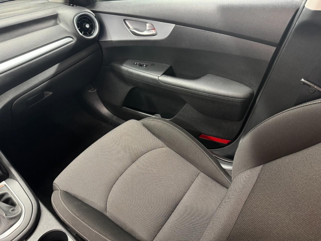 Kia Forte Vehicle Full-screen Gallery Image 16