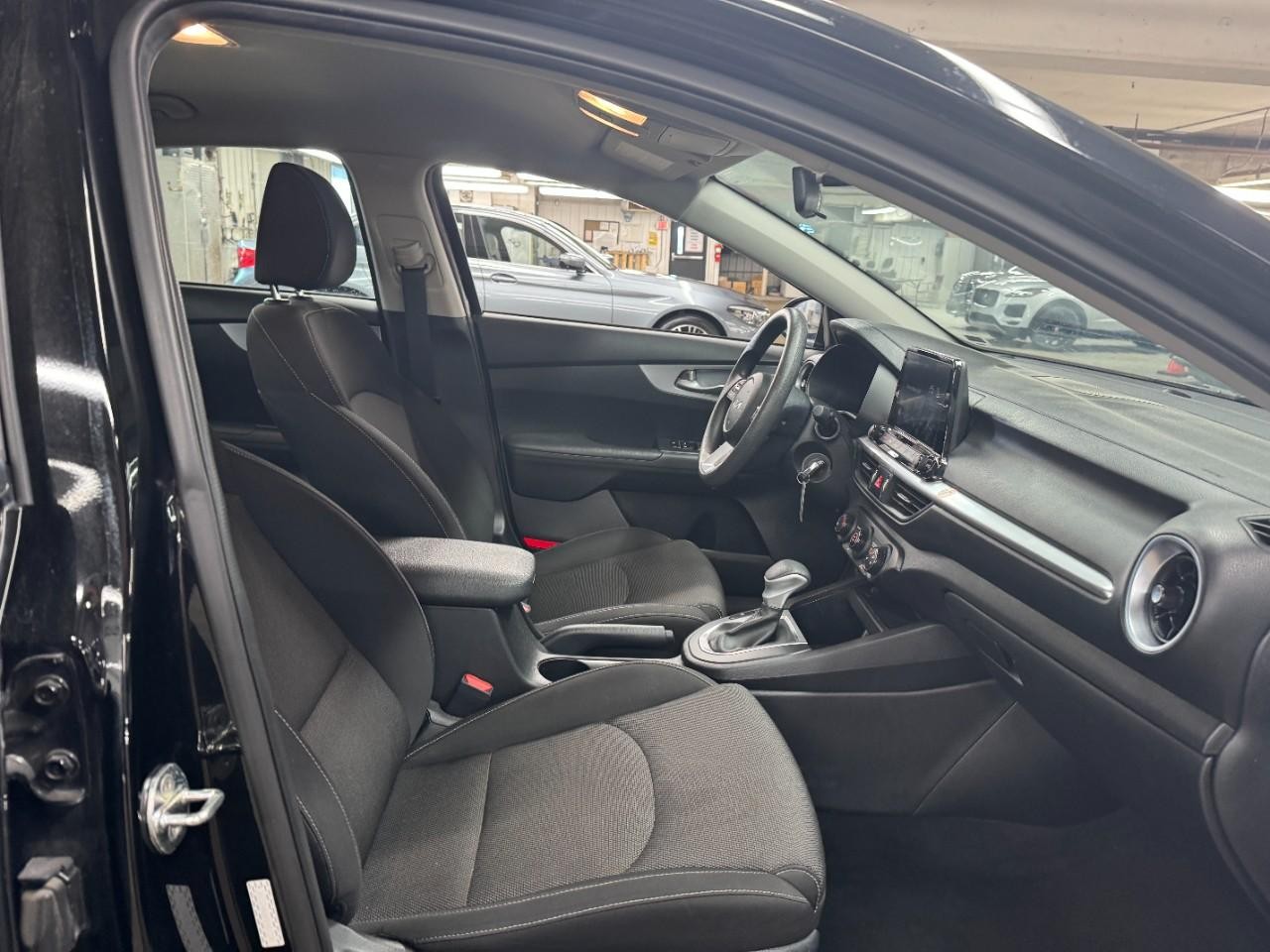 Kia Forte Vehicle Full-screen Gallery Image 17