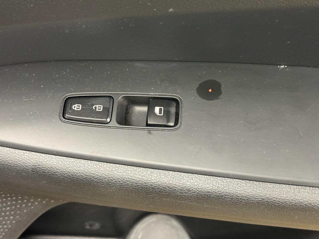 Kia Forte Vehicle Full-screen Gallery Image 20