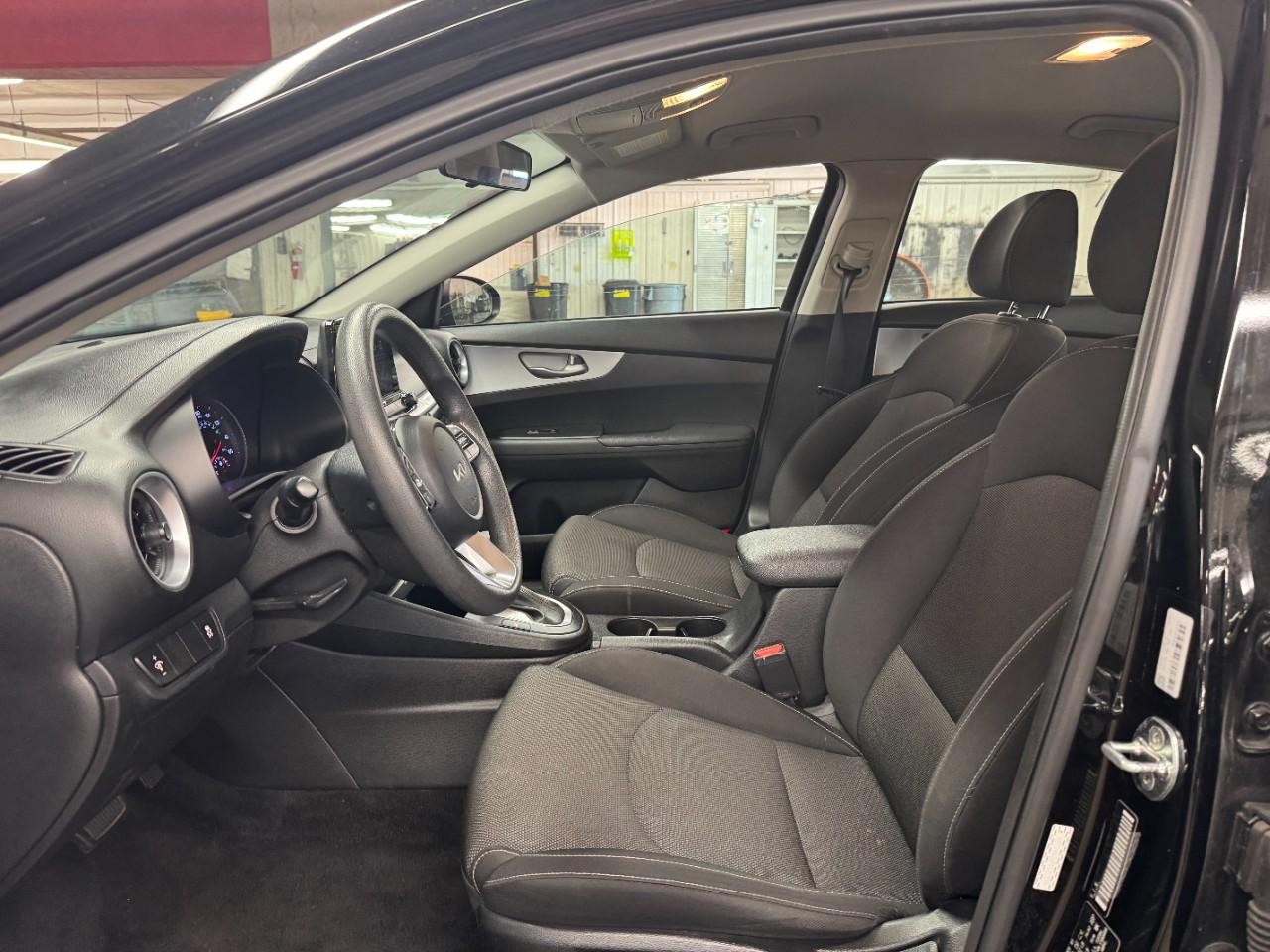 Kia Forte Vehicle Full-screen Gallery Image 22