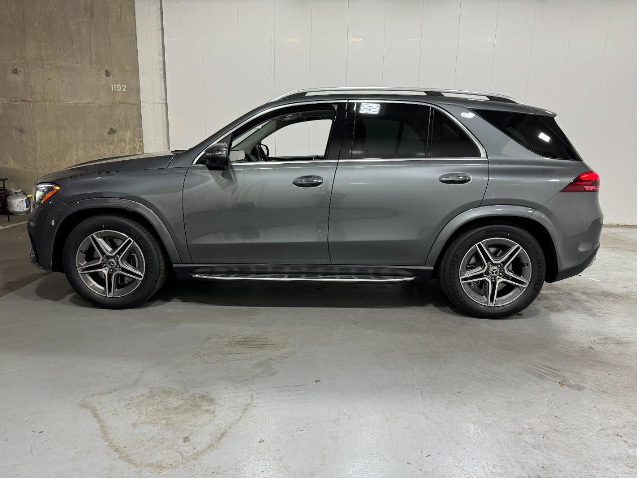 Mercedes-Benz GLE Vehicle Full-screen Gallery Image 2