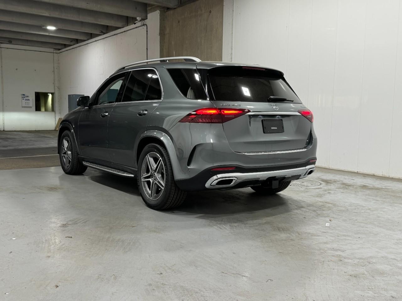 Mercedes-Benz GLE Vehicle Full-screen Gallery Image 3