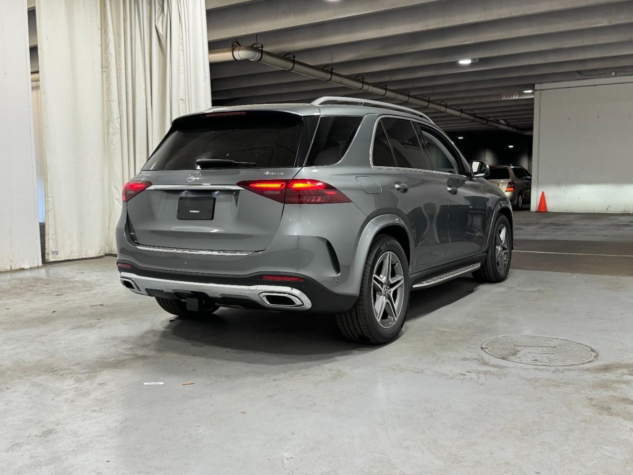 Mercedes-Benz GLE Vehicle Full-screen Gallery Image 4