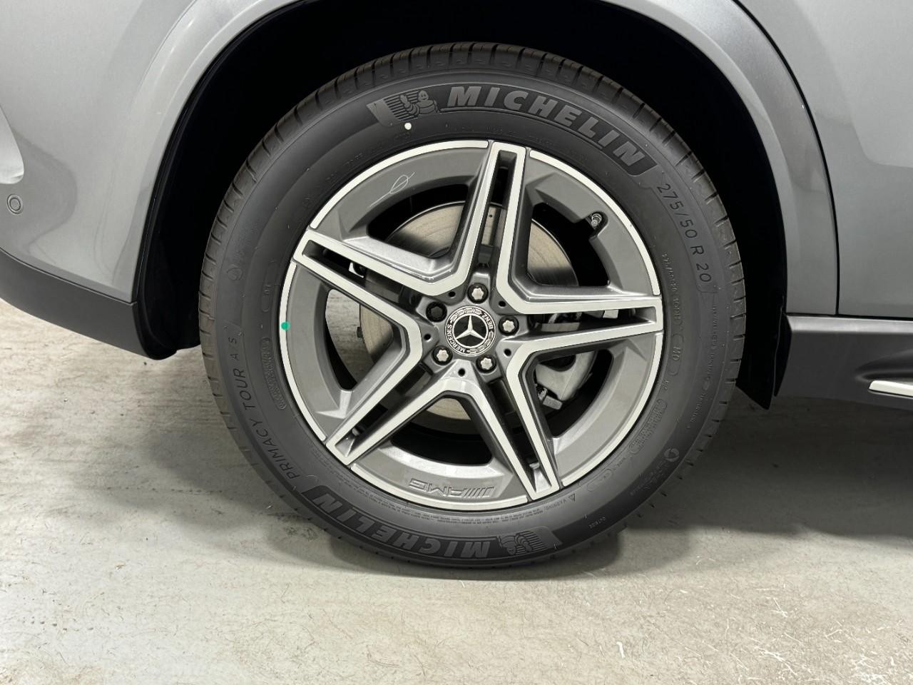 Mercedes-Benz GLE Vehicle Full-screen Gallery Image 5