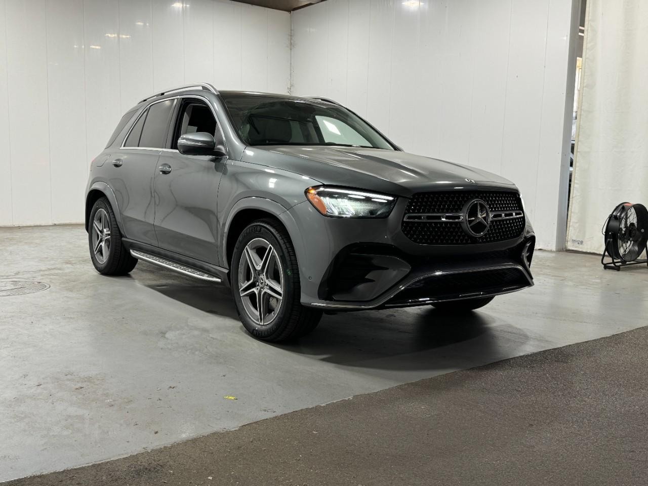 Mercedes-Benz GLE Vehicle Full-screen Gallery Image 6