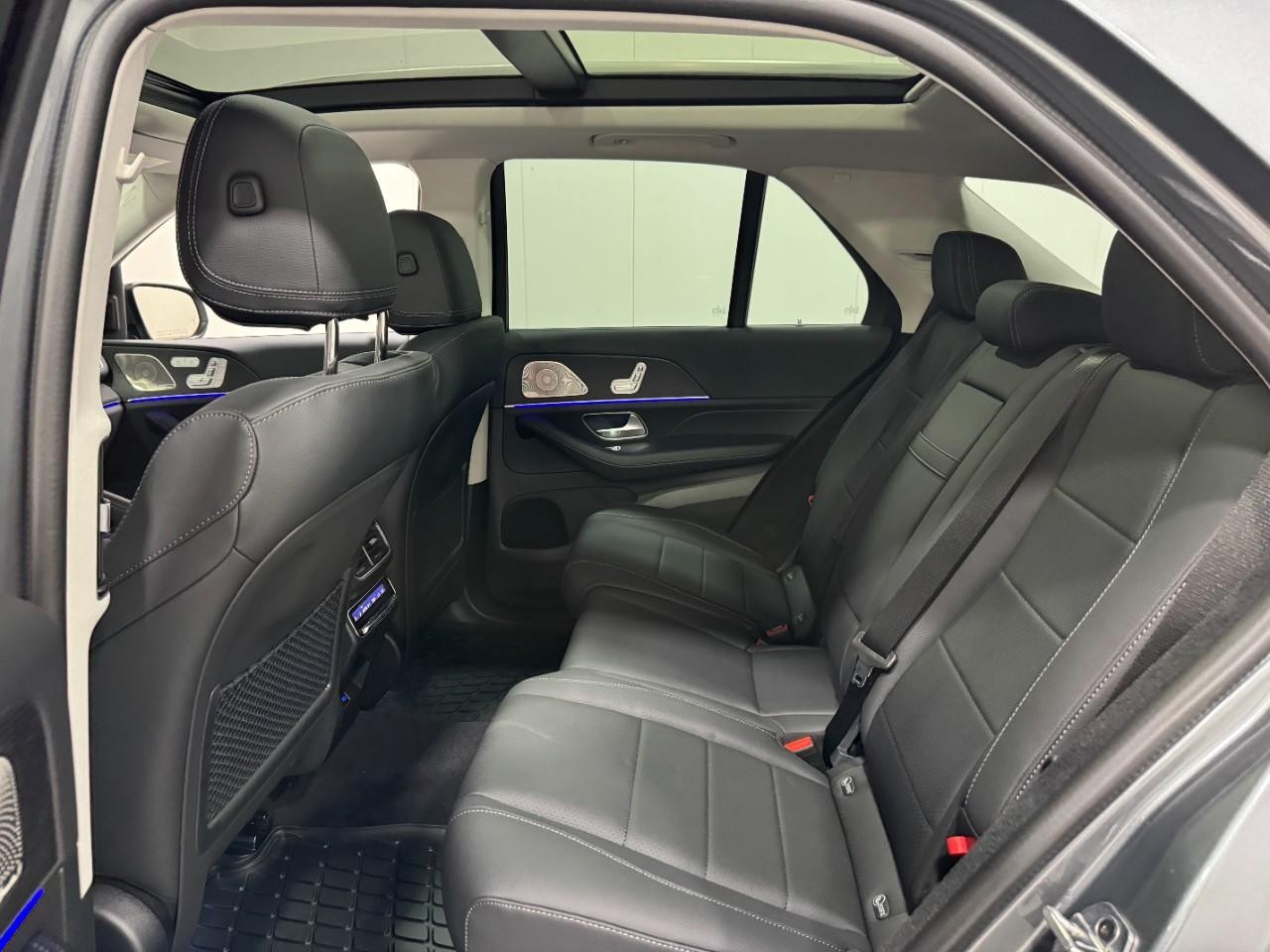 Mercedes-Benz GLE Vehicle Full-screen Gallery Image 8