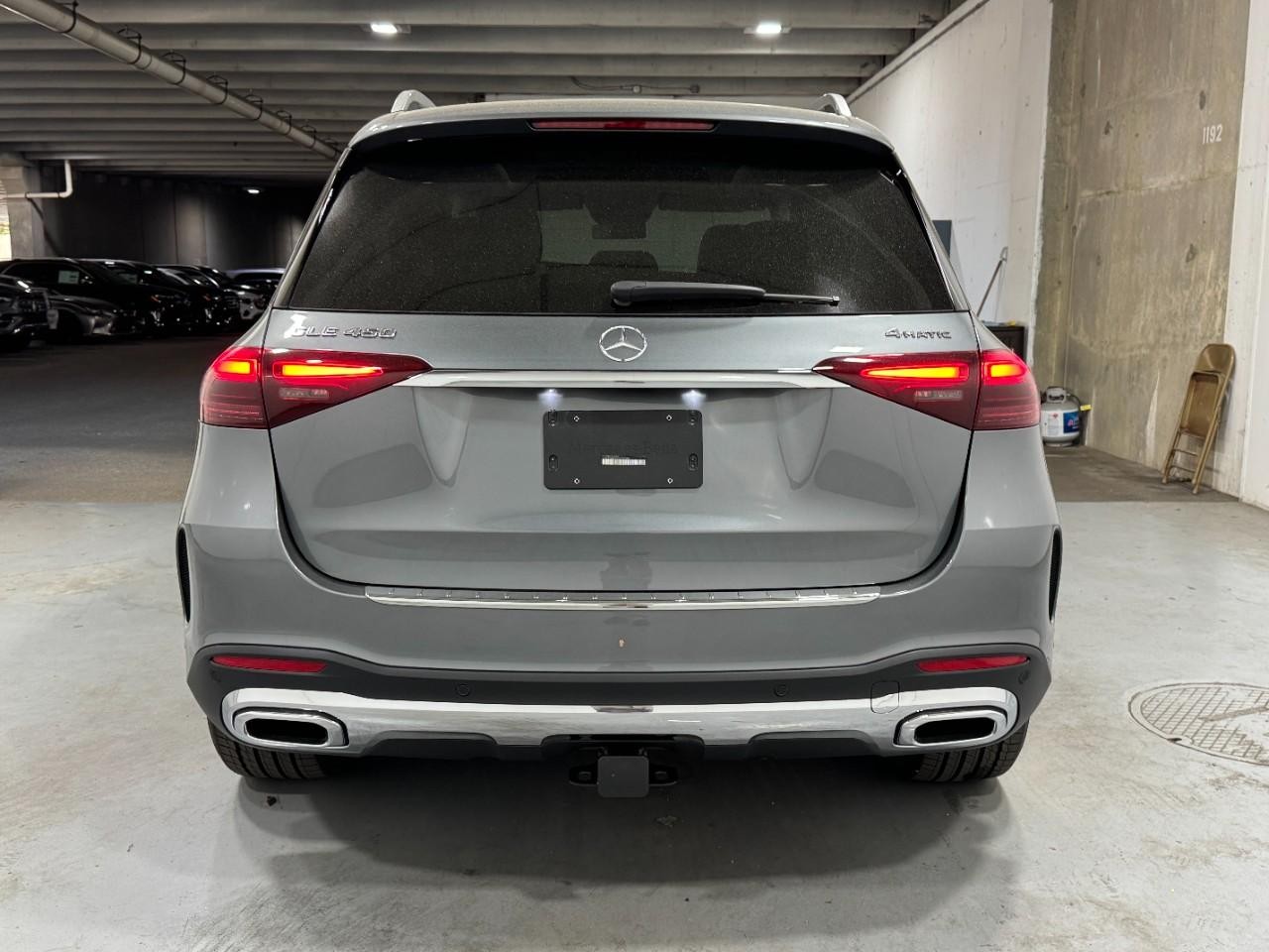 Mercedes-Benz GLE Vehicle Full-screen Gallery Image 9