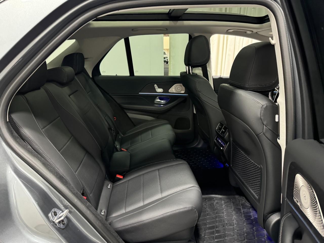 Mercedes-Benz GLE Vehicle Full-screen Gallery Image 10