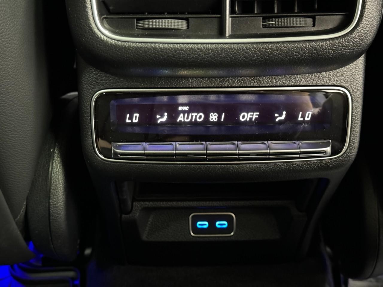 Mercedes-Benz GLE Vehicle Full-screen Gallery Image 11