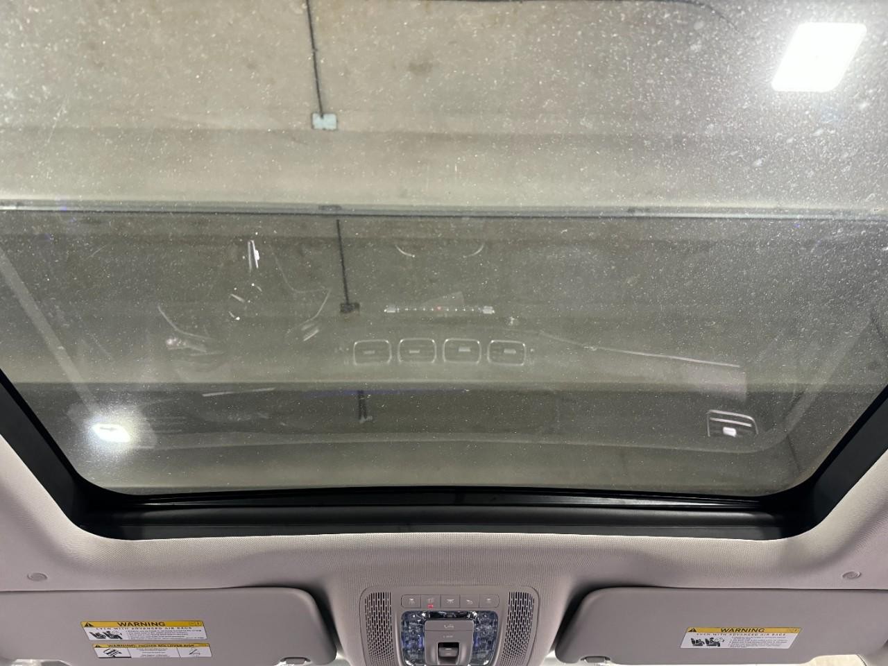 Mercedes-Benz GLE Vehicle Full-screen Gallery Image 12