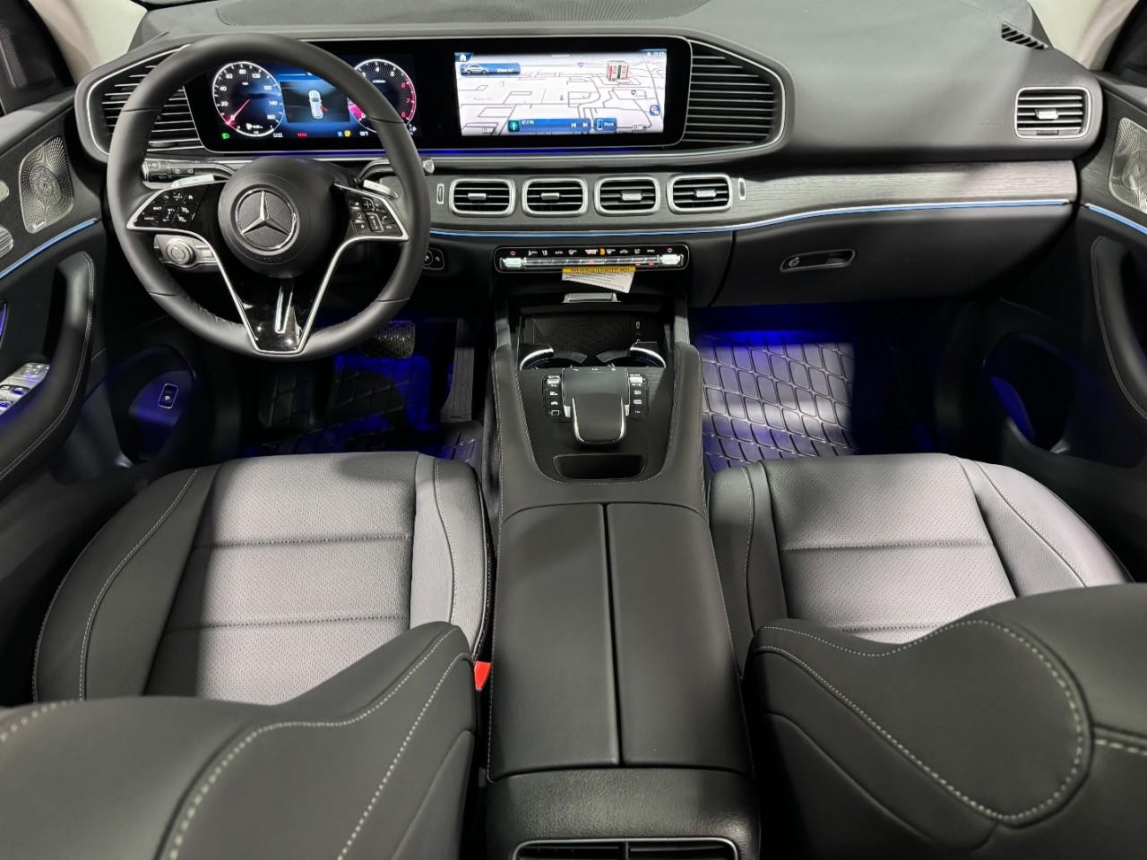 Mercedes-Benz GLE Vehicle Full-screen Gallery Image 13