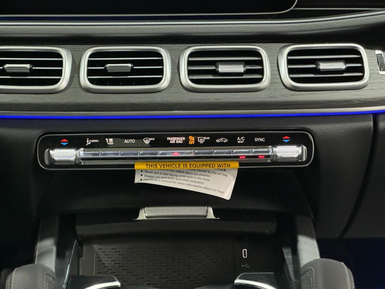 Mercedes-Benz GLE Vehicle Full-screen Gallery Image 16