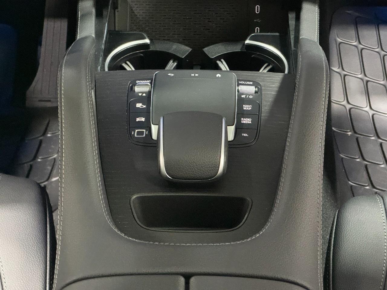 Mercedes-Benz GLE Vehicle Full-screen Gallery Image 17