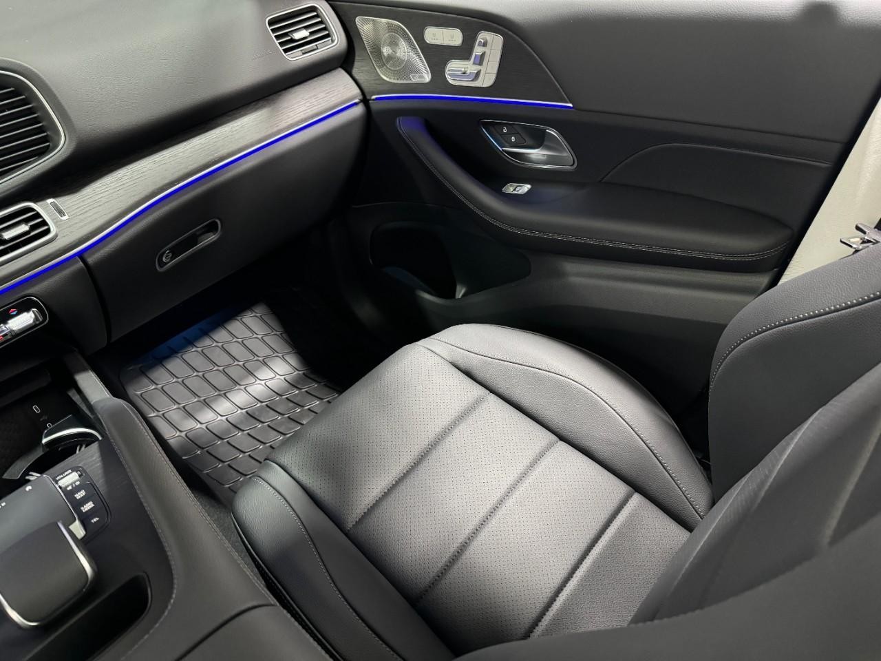 Mercedes-Benz GLE Vehicle Full-screen Gallery Image 18