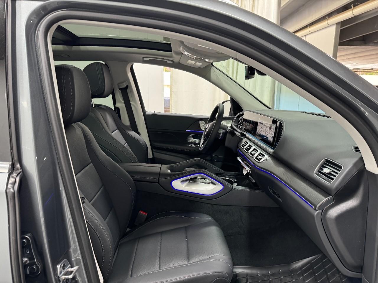 Mercedes-Benz GLE Vehicle Full-screen Gallery Image 19